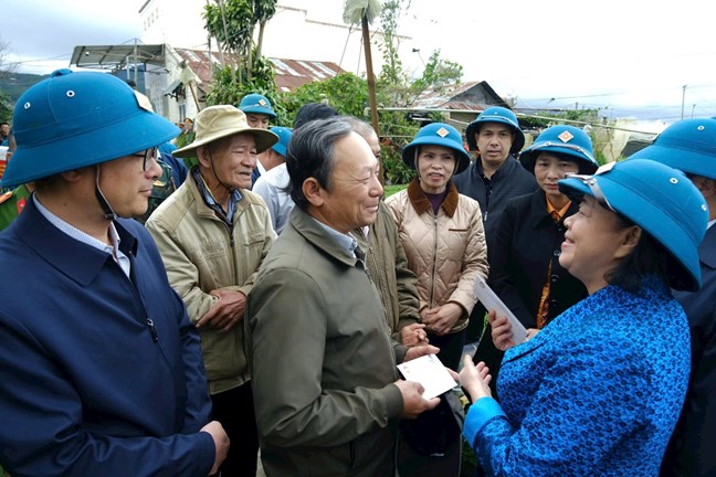 Chủ tịch Ủy ban Trung ương MTTQ Việt Nam Bùi Thị Minh Hoài thăm, động viên người dân vùng lũ Ka Đô