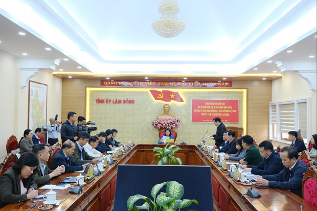 Chủ tịch Bùi Thị Minh Hoài trao số tiền 20 tỷ đồng từ nguồn vận động của Ban Vận động cứu trợ Trung ương hỗ trợ tỉnh Lâm Đồng khắc phục hậu quả mưa lũ