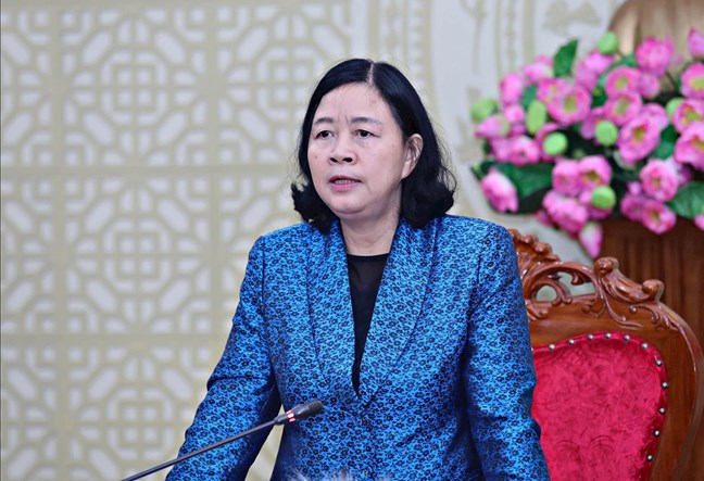 Chủ tịch Bùi Thị Minh Hoài trao số tiền 20 tỷ đồng từ nguồn vận động của Ban Vận động cứu trợ Trung ương hỗ trợ tỉnh Lâm Đồng khắc phục hậu quả mưa lũ