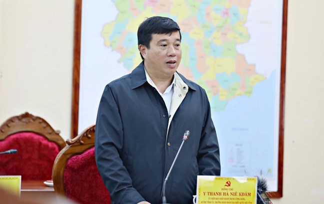 Chủ tịch Bùi Thị Minh Hoài trao số tiền 20 tỷ đồng từ nguồn vận động của Ban Vận động cứu trợ Trung ương hỗ trợ tỉnh Lâm Đồng khắc phục hậu quả mưa lũ