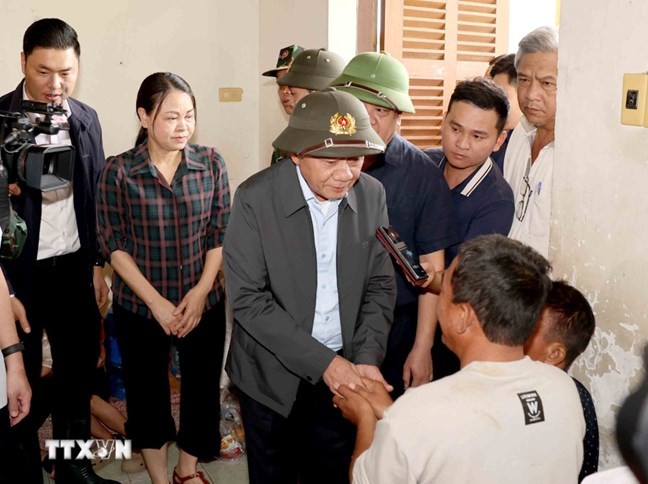 Thường trực Ban Bí thư Trần Cẩm Tú thăm, động viên nhân dân vùng lũ Khánh Hòa Thường trực Ban Bí thư Trần Cẩm Tú thăm nhân dân vùng lũ Khánh Hòa
