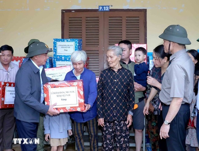 Thường trực Ban Bí thư Trần Cẩm Tú tặng quà hỗ trợ nhân dân xã Diên Điền, tỉnh Khánh Hoà ở nơi sơ tán. Ảnh: Thường trực Ban Bí thư Trần Cẩm Tú tặng quà hỗ trợ nhân dân xã Diên Điền, tỉnh Khánh Hoà ở nơi sơ tán. Ảnh: