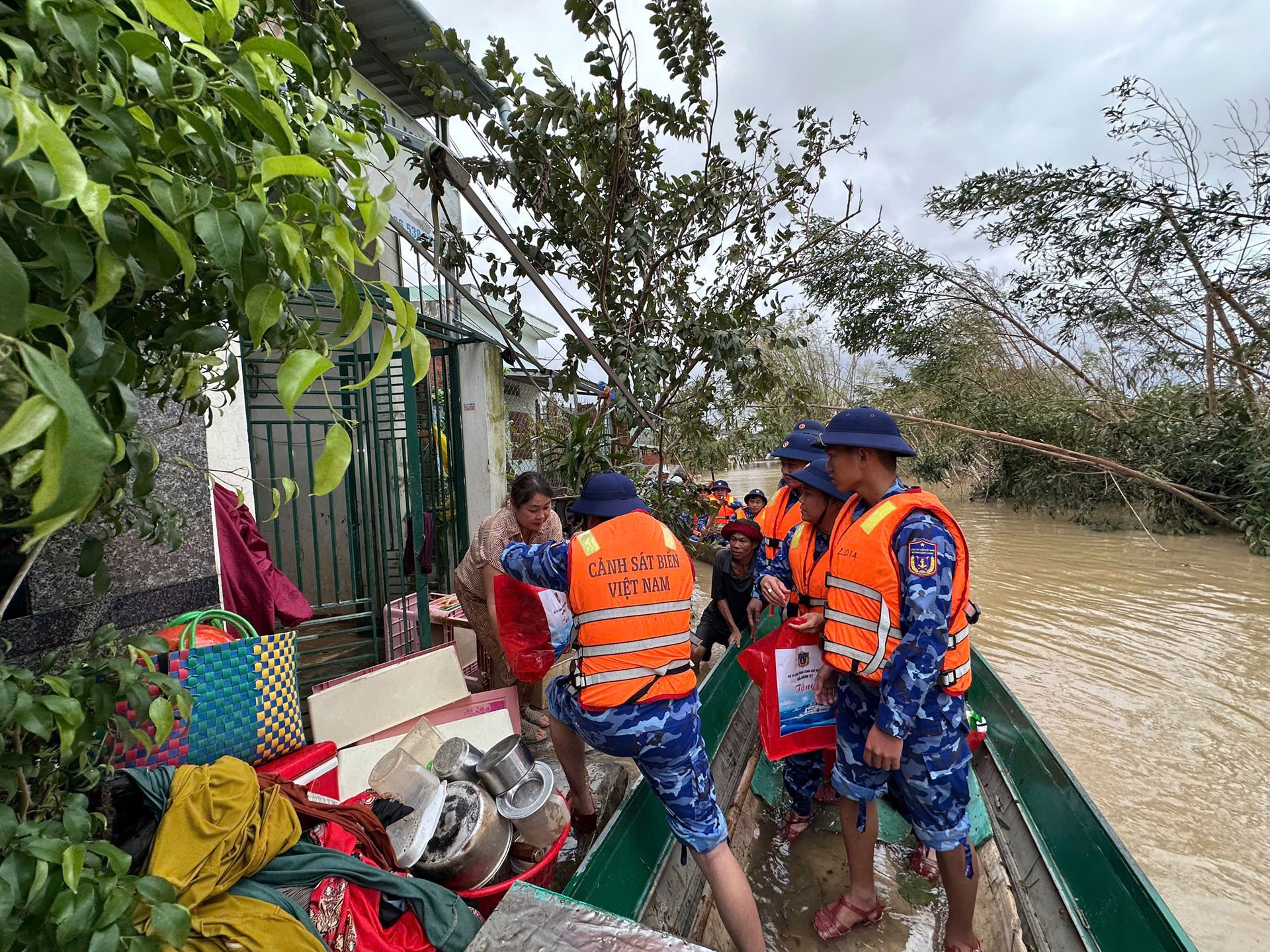 Cán bộ, chiến sĩ Vùng Cảnh sát biển 2 nhanh chóng tiếp cận, hỗ trợ người dân xã Tuy Phước Cán bộ, chiến sĩ Vùng Cảnh sát biển 2 nhanh chóng tiếp cận, hỗ trợ người dân xã Tuy Phước