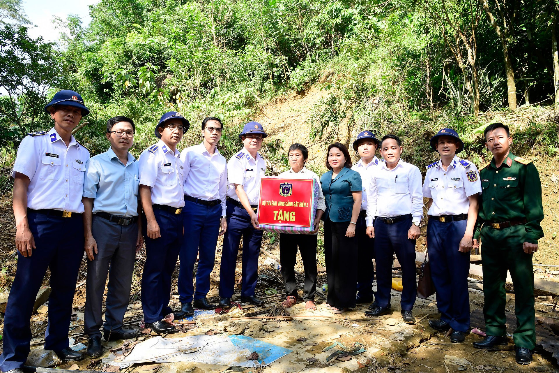 Bộ Tư lệnh Vùng Cảnh sát biển 2 trao quà hỗ trợ đồng bào dân tộc thiểu số tại các xã Trà Leng, Trà Tân và Trà Đốc thuộc thành phố Đà Nẵng. Bộ Tư lệnh Vùng Cảnh sát biển 2 trao quà hỗ trợ đồng bào dân tộc thiểu số tại các xã Trà Leng, Trà Tân và Trà Đốc thuộc thành phố Đà Nẵng.
