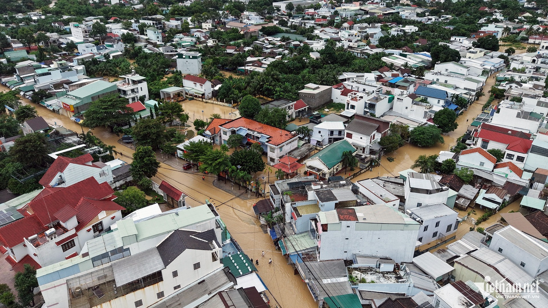 Một góc khu dân cư ở Tây Nha Trang bị lũ bao vây. Ảnh: Một góc khu dân cư ở Tây Nha Trang bị lũ bao vây. Ảnh: