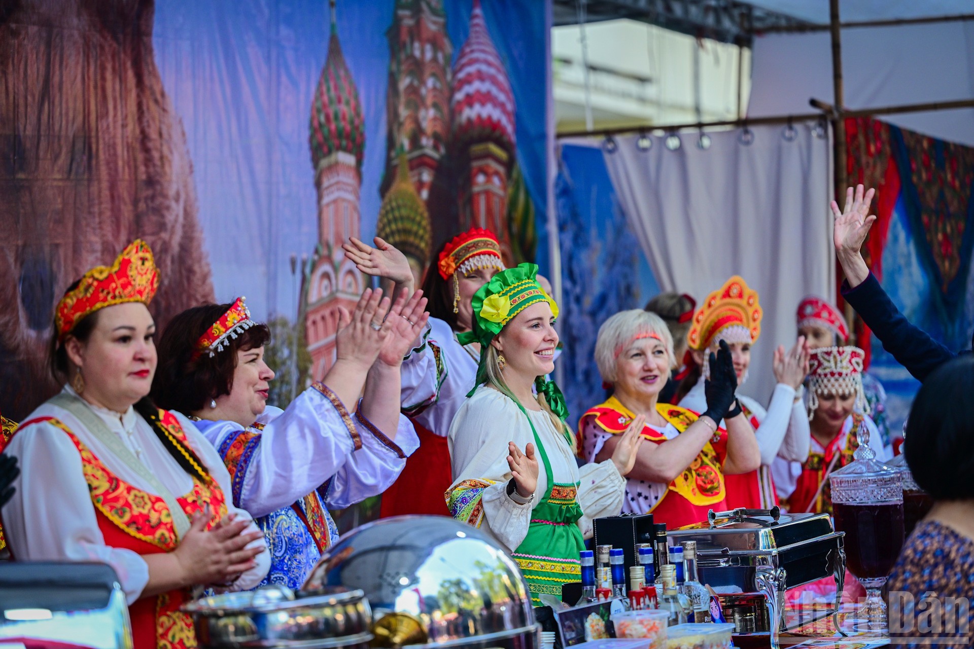 Những người bạn Nga đầy sôi nổi và lôi cuốn với văn hóa và ẩm thực đặc trưng của quốc gia mình. (Ảnh: Báo Nhân dân)