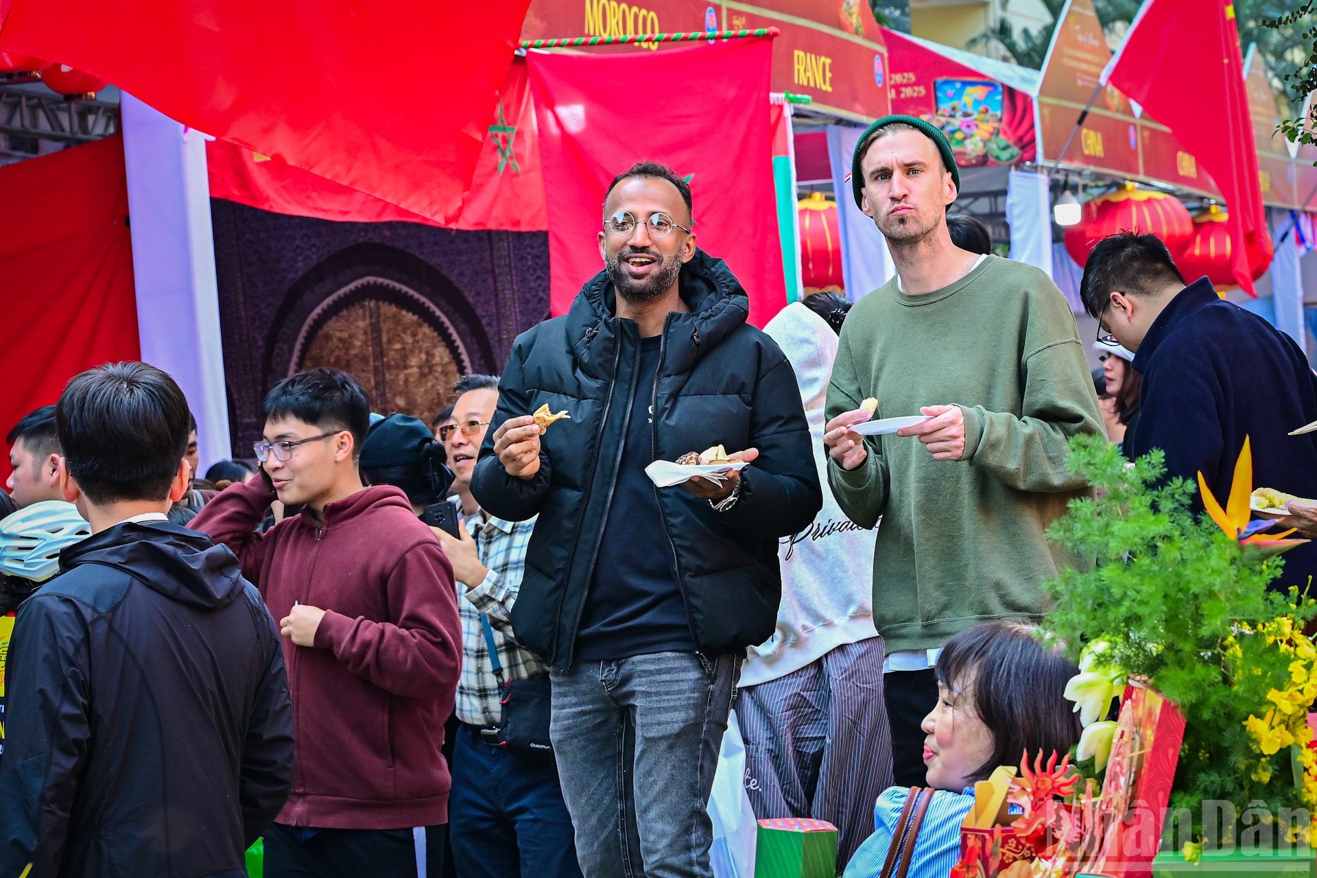 Du khách quốc tế tận hưởng không gian ẩm thực tại Liên hoan. (Ảnh: Báo Nhân dân)