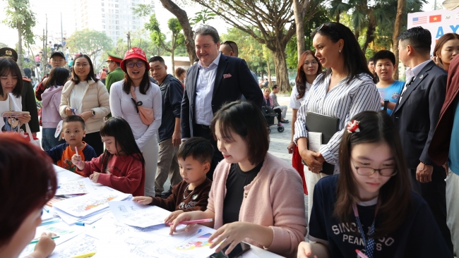[Ảnh] Sắc màu hữu nghị Việt Nam - Hoa Kỳ giữa lòng Hà Nội