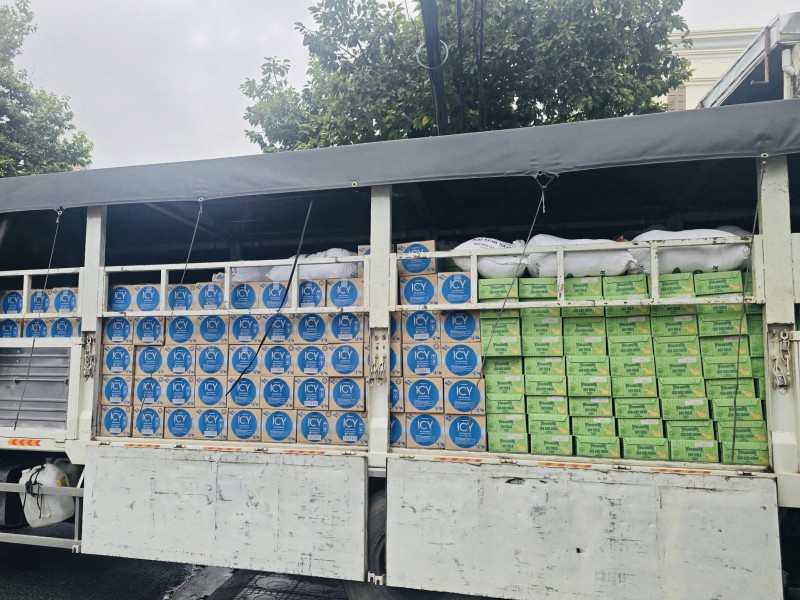 Hình 1: Hàng trăm nghìn sản phẩm dinh dưỡng bao gồm sữa và nước uống Vinamilk đã được chất đầy xe chuẩn bị đến với bà con vùng lũ - Ảnh: Vi Nam Hình 1: Hàng trăm nghìn sản phẩm dinh dưỡng bao gồm sữa và nước uống Vinamilk đã được chất đầy xe chuẩn bị đến với bà con vùng lũ - Ảnh: Vi Nam