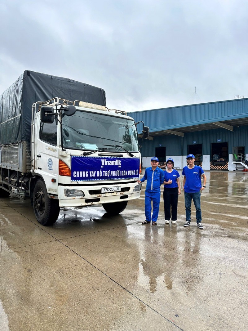 Hình 2a hoặc 2b (báo chọn 1 trong 2 hình): Những chuyến xe dinh dưỡng của Vinamilk sẵn sàng xuất phát xuyên đêm đến với bà con vùng lũ - Ảnh: Vi Nam Hình 2a hoặc 2b (báo chọn 1 trong 2 hình): Những chuyến xe dinh dưỡng của Vinamilk sẵn sàng xuất phát xuyên đêm đến với bà con vùng lũ - Ảnh: Vi Nam