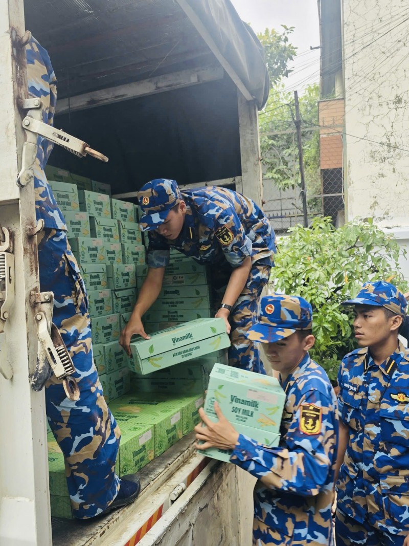 Hình 5a hoặc 5b (báo chọn 1 trong 2 hình): Các chiến sĩ Trung tâm Huấn luyện Vùng 4 Hải quân đang chuyền nhau các sản phẩm dinh dưỡng Vinamilk, sẵn sàng vận chuyển đến tận tay bà con vùng lũ - Ảnh: Vi Nam Hình 5a hoặc 5b (báo chọn 1 trong 2 hình): Các chiến sĩ Trung tâm Huấn luyện Vùng 4 Hải quân đang chuyền nhau các sản phẩm dinh dưỡng Vinamilk, sẵn sàng vận chuyển đến tận tay bà con vùng lũ - Ảnh: Vi Nam