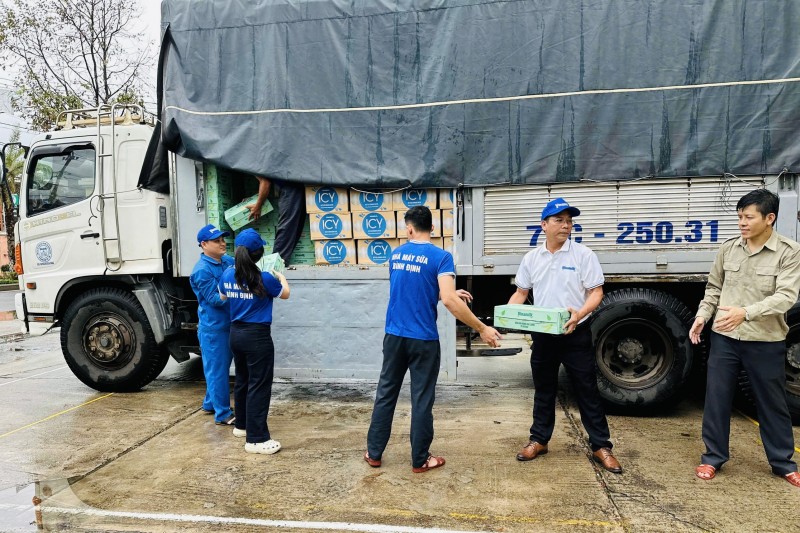 Hình 10a hoặc 10b (báo chọn 1 trong 2 hình): Hàng trăm nghìn sản phẩm Vinamilk được trao tặng cùng nhiều yêu thương và mong muốn đồng bào vùng lũ sớm phục hồi hậu thiên tai - Ảnh: Vi Nam Hình 10a hoặc 10b (báo chọn 1 trong 2 hình): Hàng trăm nghìn sản phẩm Vinamilk được trao tặng cùng nhiều yêu thương và mong muốn đồng bào vùng lũ sớm phục hồi hậu thiên tai - Ảnh: Vi Nam