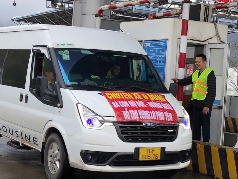 Các loại xe chở hàng cứu trợ sẽ được đi làn ưu tiên khi qua các trạm thu phí. Các loại xe chở hàng cứu trợ sẽ được đi làn ưu tiên khi qua các trạm thu phí.