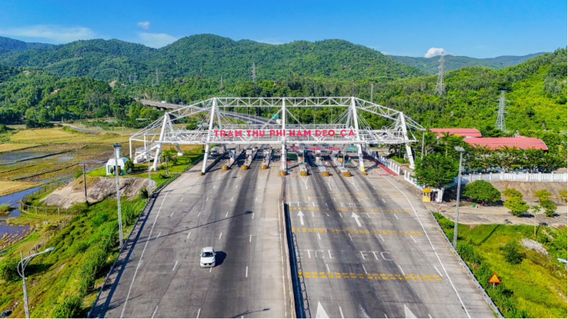 Trạm thu phí hầm Đèo Cả bắt đầu mở làn miễn phí cho các đoàn xe từ thiện chở hàng cứu trợ các tỉnh từ ngày 23/11. Trạm thu phí hầm Đèo Cả bắt đầu mở làn miễn phí cho các đoàn xe từ thiện chở hàng cứu trợ các tỉnh từ ngày 23/11.
