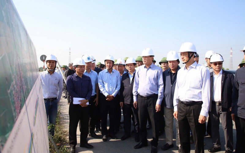 Đồng chí Bí thư Thành ủy Hà Nội Nguyễn Duy Ngọc kiểm tra thực địa tình hình triển khai Dự án đường Vành đai 4. (Ảnh: T.L) Đồng chí Bí thư Thành ủy Hà Nội Nguyễn Duy Ngọc kiểm tra thực địa tình hình triển khai Dự án đường Vành đai 4. (Ảnh: T.L)