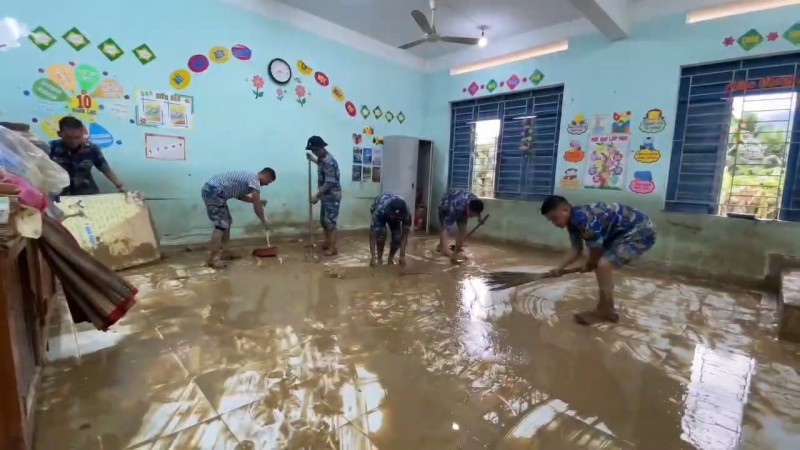 Vệ sinh lớp học để đón các em học sinh, trẻ mầm non sớm trở lại trường. Vệ sinh lớp học để đón các em học sinh, trẻ mầm non sớm trở lại trường.