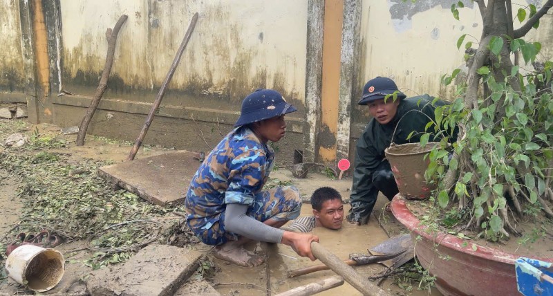 Cán bộ, chiến sĩ Vùng 4 Hải quân hỗ trợ nhân dân tại Phường Tây Nha Trang Cán bộ, chiến sĩ Vùng 4 Hải quân hỗ trợ nhân dân tại Phường Tây Nha Trang