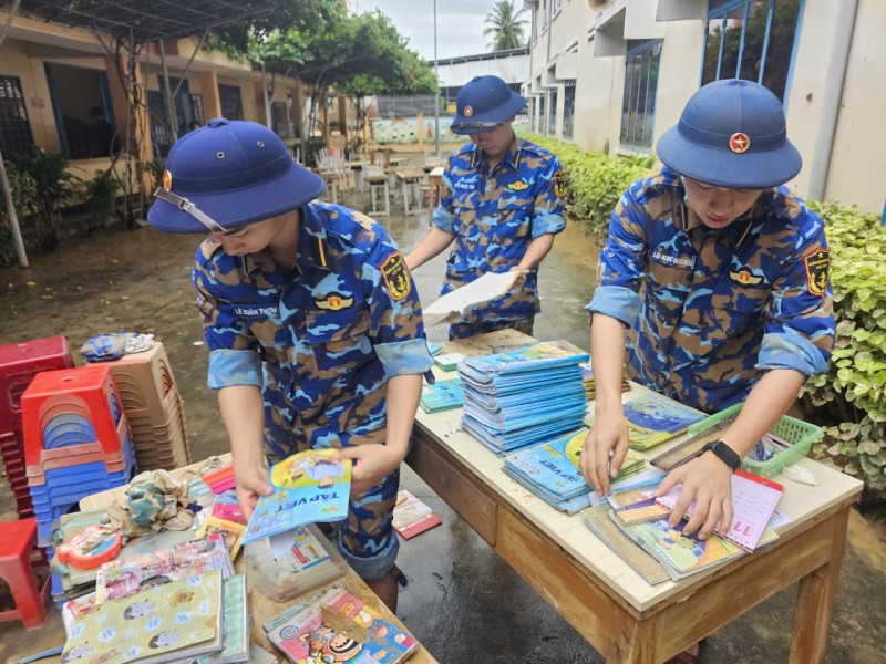 Cán bộ, học viên Học viện Hải quân lựa sách, đồ dùng học tập còn dùng được tại trường học. Cán bộ, học viên Học viện Hải quân lựa sách, đồ dùng học tập còn dùng được tại trường học.