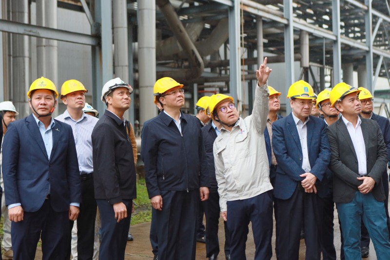 Chủ tịch HĐTV Petrovietnam Lê Mạnh Hùng (hàng đầu, thứ ba từ trái qua) kiểm tra công tác bảo dưỡng Nhà máy Ethanol Dung Quất Chủ tịch HĐTV Petrovietnam Lê Mạnh Hùng (hàng đầu, thứ ba từ trái qua) kiểm tra công tác bảo dưỡng Nhà máy Ethanol Dung Quất