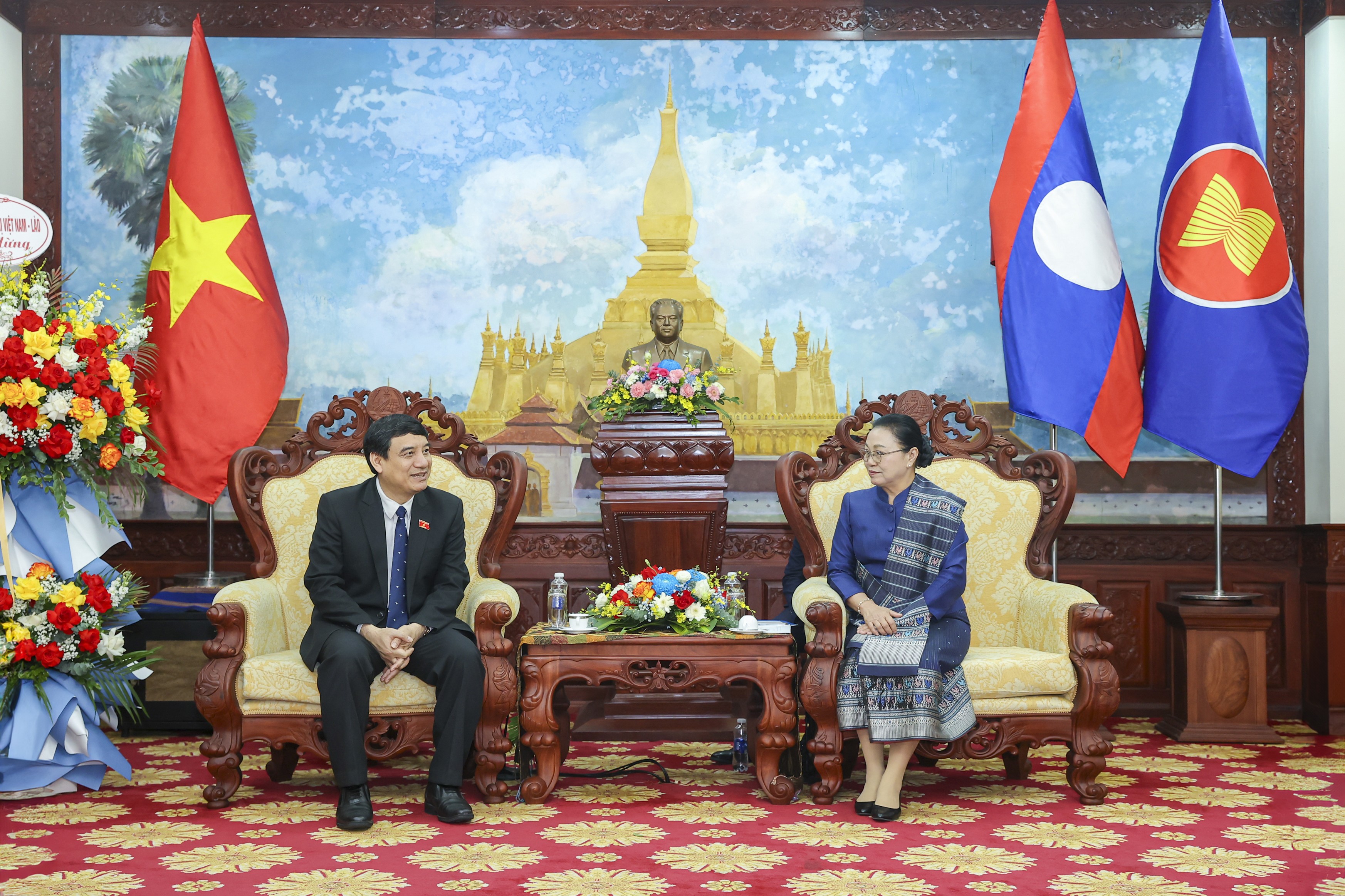 Hội hữu nghị Việt Nam - Lào chúc mừng 50 năm Quốc khánh Lào