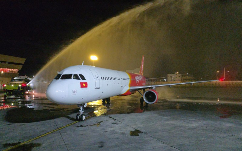Tàu bay Vietjet được chào đón với nghi thức vòi rồng tại Sân bay quốc tế Ninoy Aquino Tàu bay Vietjet được chào đón với nghi thức vòi rồng tại Sân bay quốc tế Ninoy Aquino