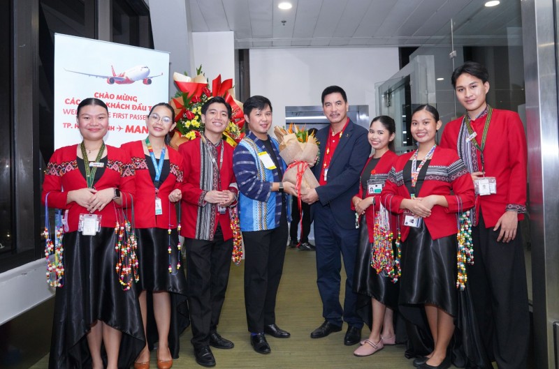 Giám đốc Thương mại Vietjet Hà Năng Việt (áo vest xanh tím than) tại sân bay Ninoy Aquino cùng Miss Cosmo Philippines 2025 Chelsea Fernandez chào đón hành khách chuyến bay đầu tiên của Vietjet Giám đốc Thương mại Vietjet Hà Năng Việt (áo vest xanh tím than) tại sân bay Ninoy Aquino cùng Miss Cosmo Philippines 2025 Chelsea Fernandez chào đón hành khách chuyến bay đầu tiên của Vietjet