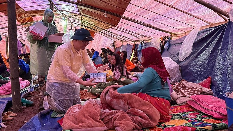 Vingroup tiếp tục hỗ trợ thêm 500 tỷ cứu trợ miền Trung, nâng tổng đóng góp lên 1.000 tỷ đồng Vingroup tiếp tục hỗ trợ thêm 500 tỷ cứu trợ miền Trung, nâng tổng đóng góp lên 1.000 tỷ đồng