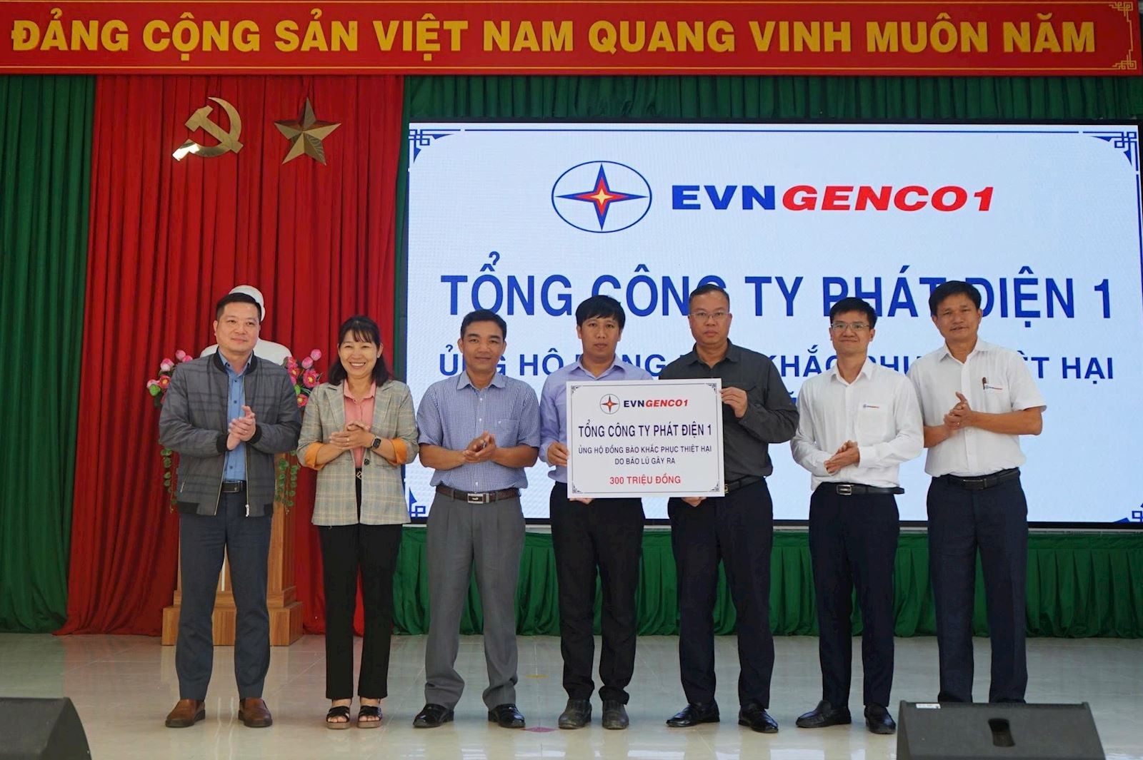 Lê Hải Đăng, Tổng giám đốc EVNGENCO1 đại diện trao tặng kinh phí ủng hộ tại xã Ninh Gia, tỉnh Lâm Đồng Lê Hải Đăng, Tổng giám đốc EVNGENCO1 đại diện trao tặng kinh phí ủng hộ tại xã Ninh Gia, tỉnh Lâm Đồng