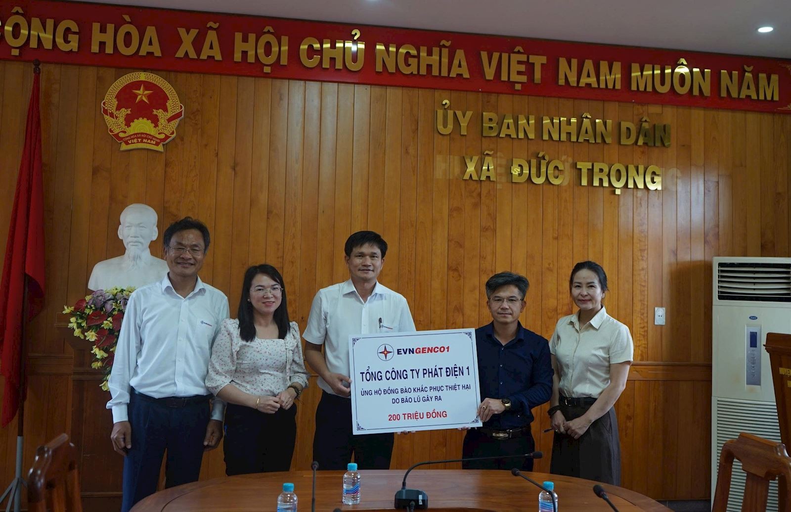 Đại diện lãnh đạo Công ty Thủy điện Đại Ninh trao tặng kinh phí ủng hộ tại xã Đức Trọng, tỉnh Lâm Đồng Đại diện lãnh đạo Công ty Thủy điện Đại Ninh trao tặng kinh phí ủng hộ tại xã Đức Trọng, tỉnh Lâm Đồng