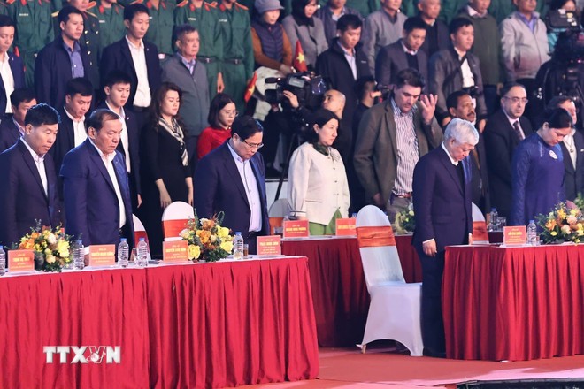 Thủ tướng kêu gọi đồng bào cả nước đoàn kết một lòng hướng về miền Trung Thủ tướng kêu gọi đồng bào cả nước đoàn kết một lòng hướng về miền Trung