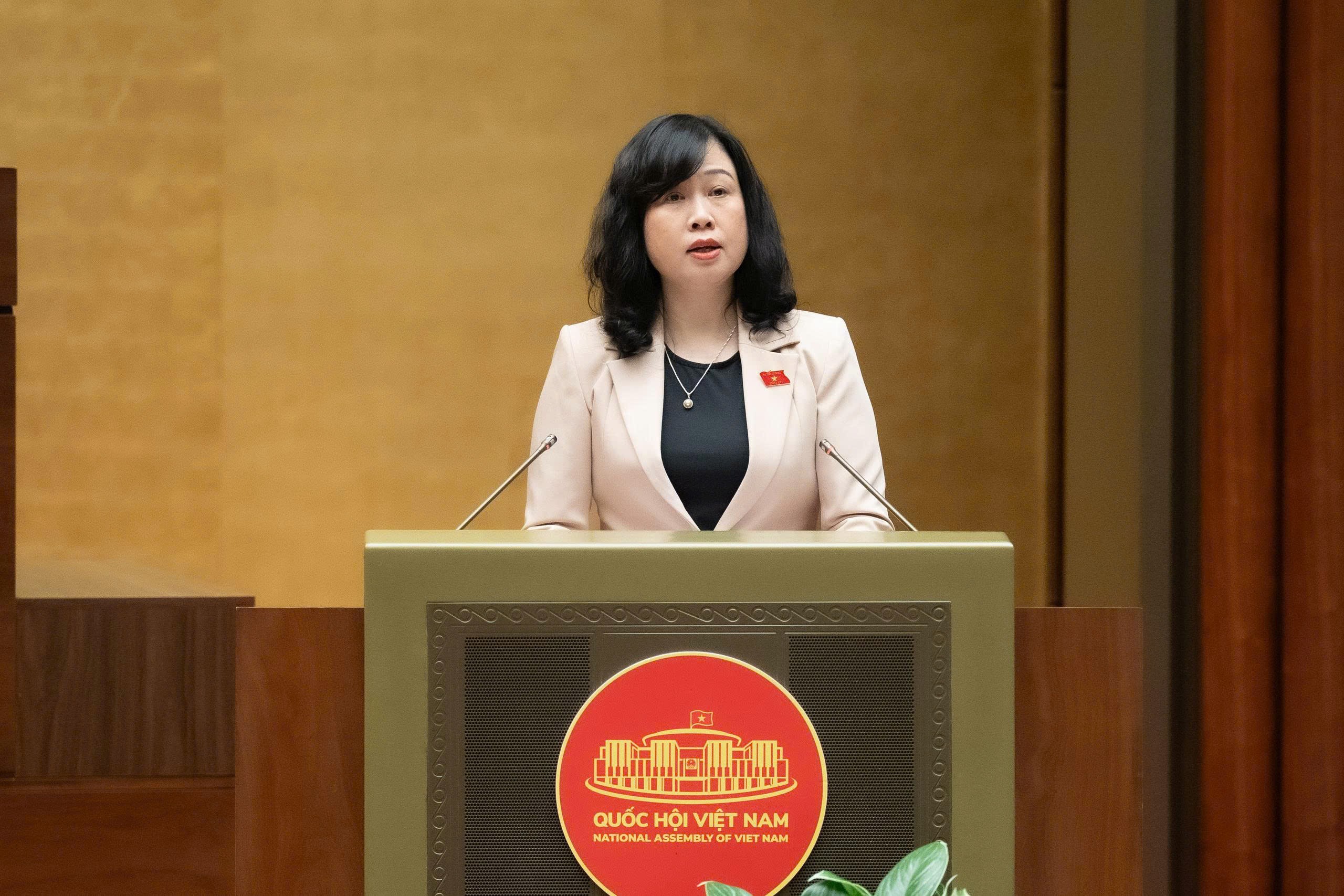 Bộ trưởng Bộ Y tế Đào Hồng Lan trình bày tóm tắt tờ Trình Bộ trưởng Bộ Y tế Đào Hồng Lan trình bày tóm tắt tờ Trình