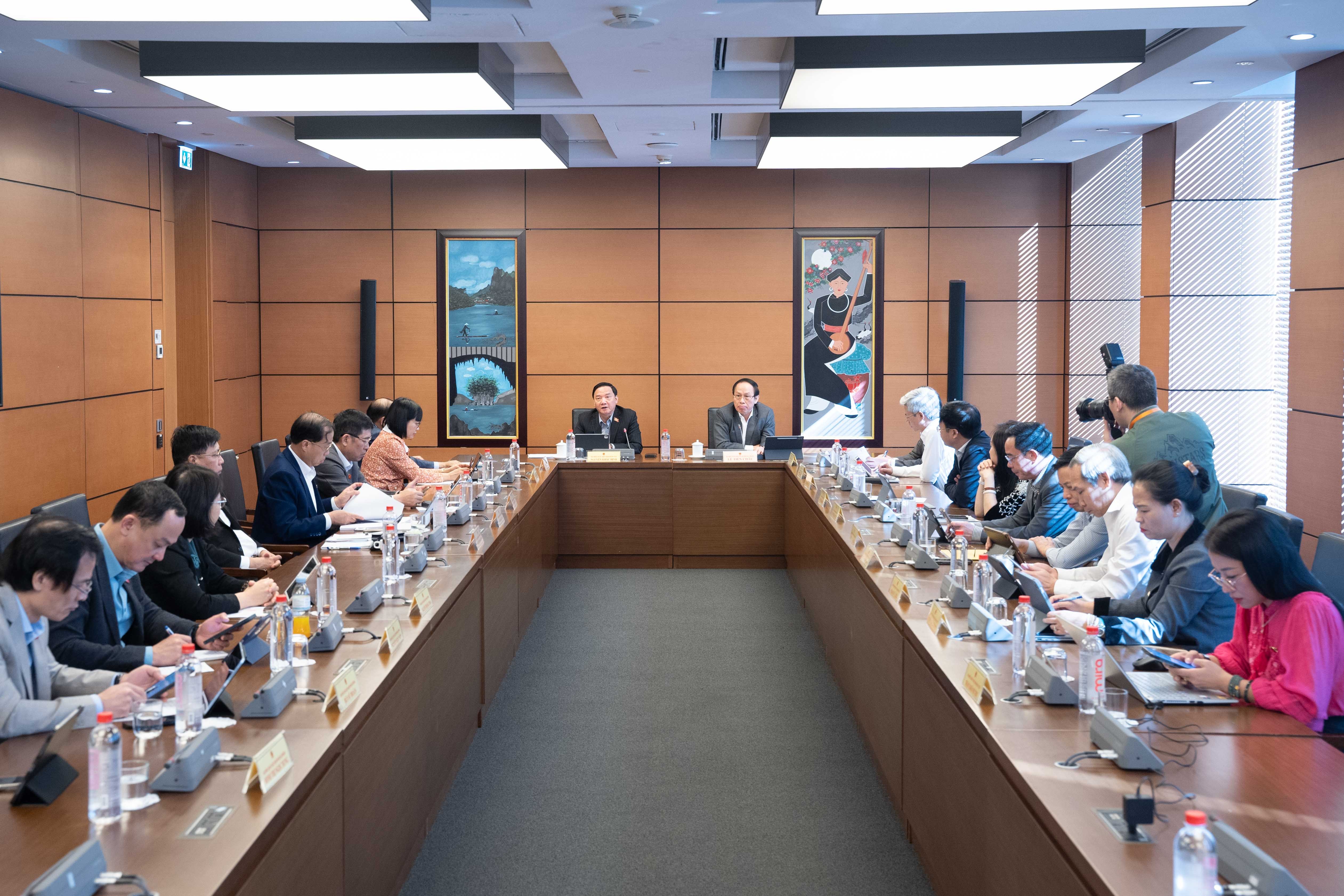 các đại biểu thảo luận ở Tổ các đại biểu thảo luận ở Tổ