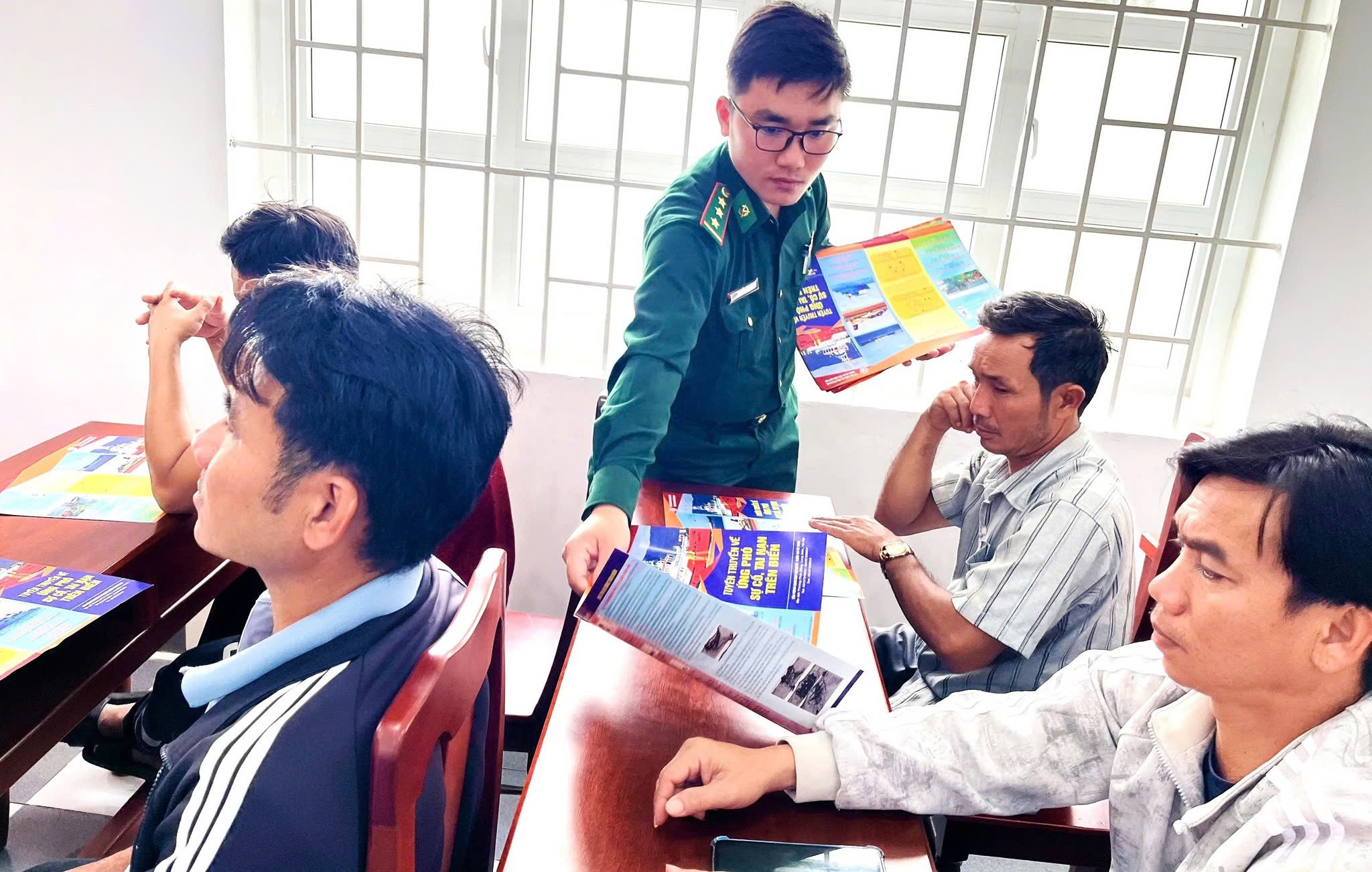 cán bộ Đồn Biên phòng Thanh Hải đã phổ biến các quy định của pháp luật liên quan đến hoạt động khai thác thủy sản cán bộ Đồn Biên phòng Thanh Hải đã phổ biến các quy định của pháp luật liên quan đến hoạt động khai thác thủy sản