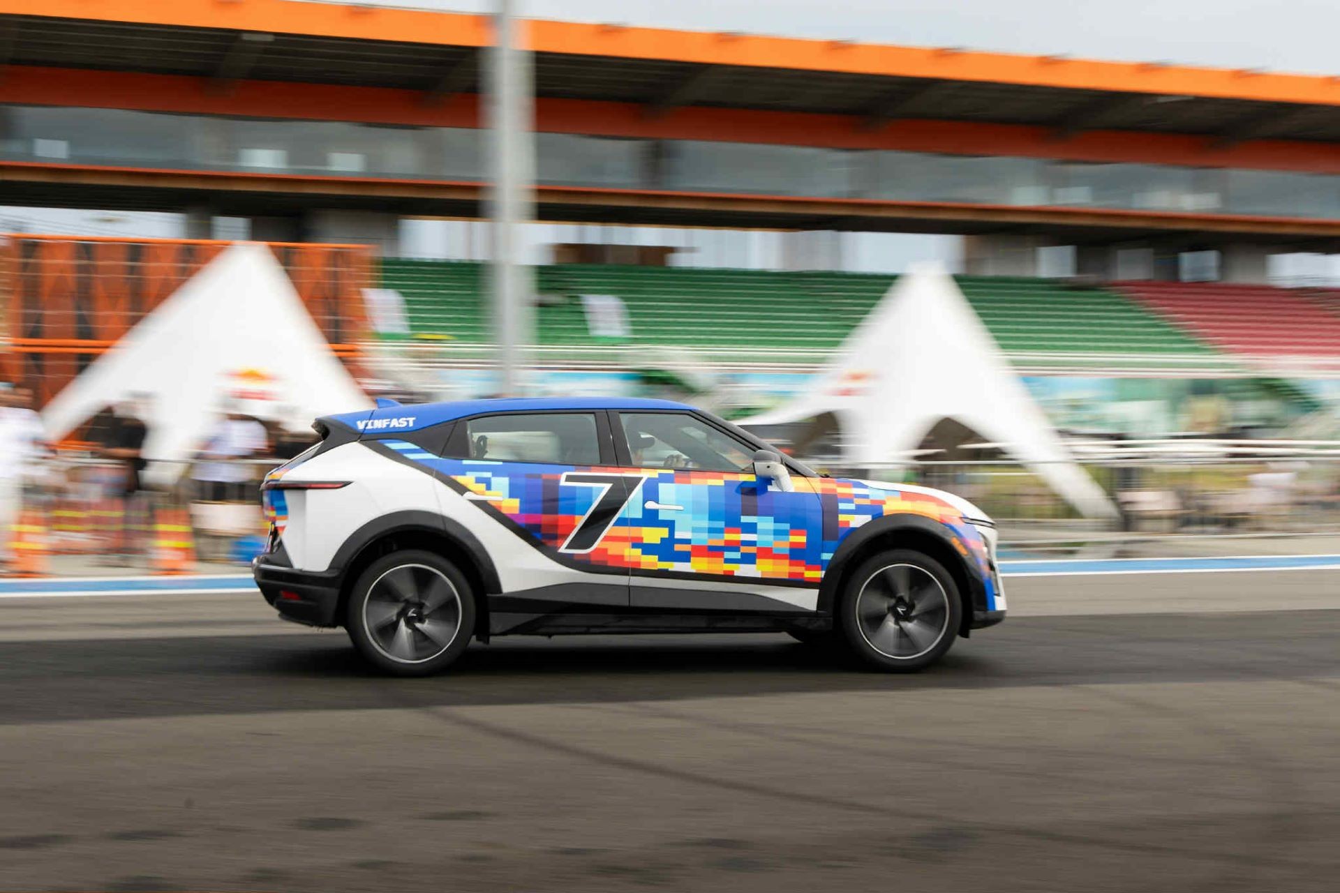 VinFast VF 7: Xe đẹp, lái đỉnh, giá lăn bánh về mức “khó tin” nhờ ưu đãi chồng ưu đãi VinFast VF 7: Xe đẹp, lái đỉnh, giá lăn bánh về mức “khó tin” nhờ ưu đãi chồng ưu đãi