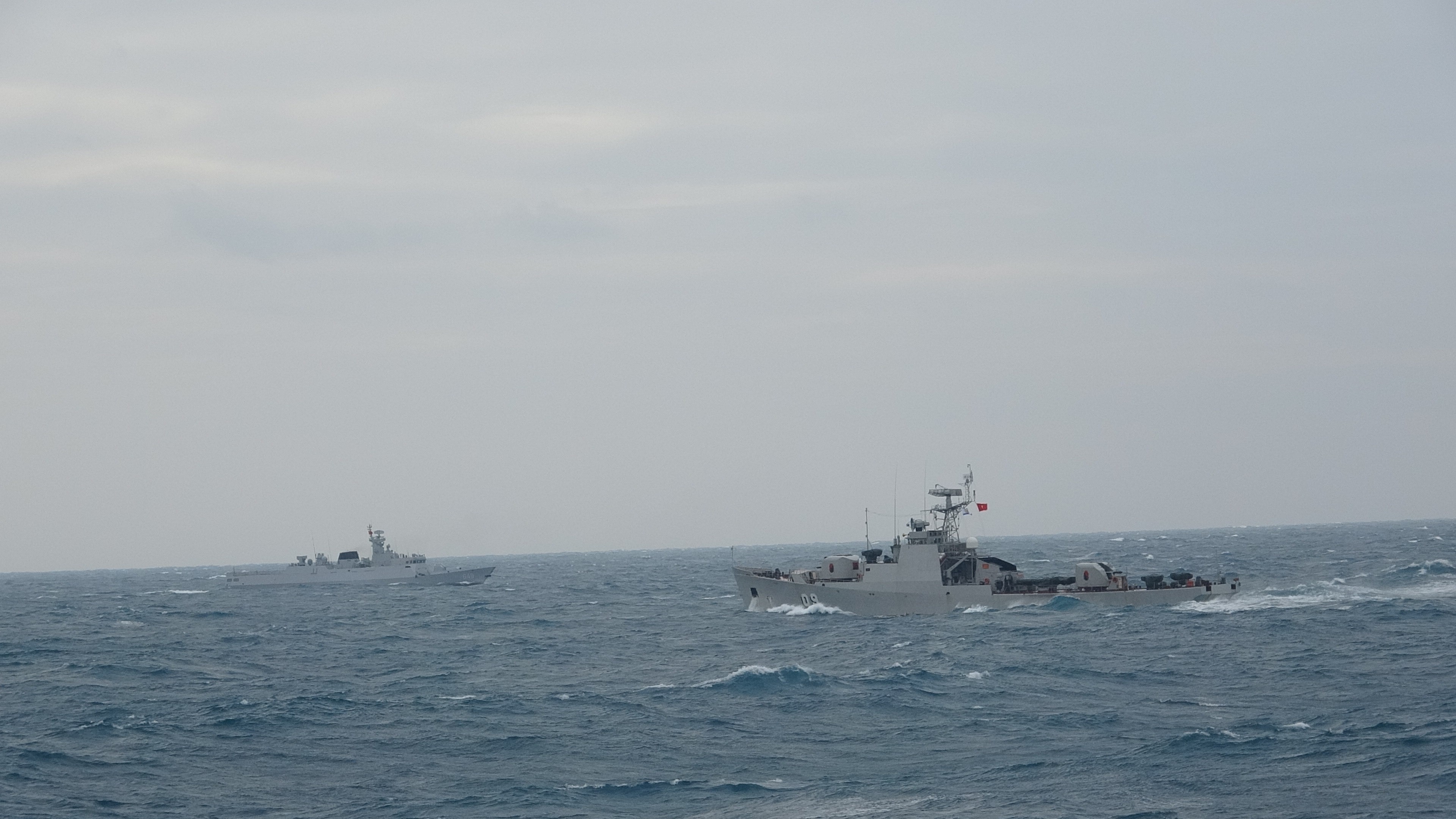 Tàu Hải quân nhân dân Việt Nam tuần tra liên hợp cùng Hải quân Trung Quốc trên vùng biển Vịnh Bắc Bộ Tàu Hải quân nhân dân Việt Nam tuần tra liên hợp cùng Hải quân Trung Quốc trên vùng biển Vịnh Bắc Bộ