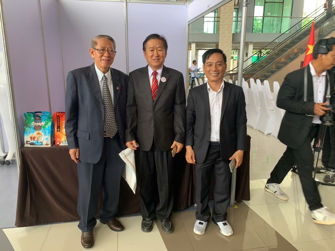 Bạn bè quốc tế, chuyên gia ngành đối ngoại góp ý nhằm gắn kết nhân dân Việt Nam và thế giới Bạn bè quốc tế, chuyên gia ngành đối ngoại góp ý nhằm gắn kết nhân dân Việt Nam và thế giới