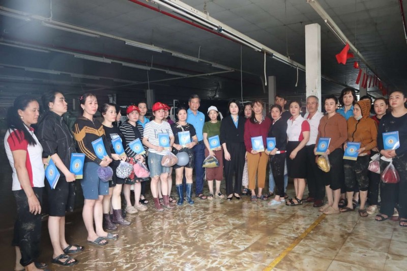 Những món quà hỗ trợ từ công đoàn đến với công nhân sau lũ. (Ảnh: T.L) Những món quà hỗ trợ từ công đoàn đến với công nhân sau lũ. (Ảnh: T.L)