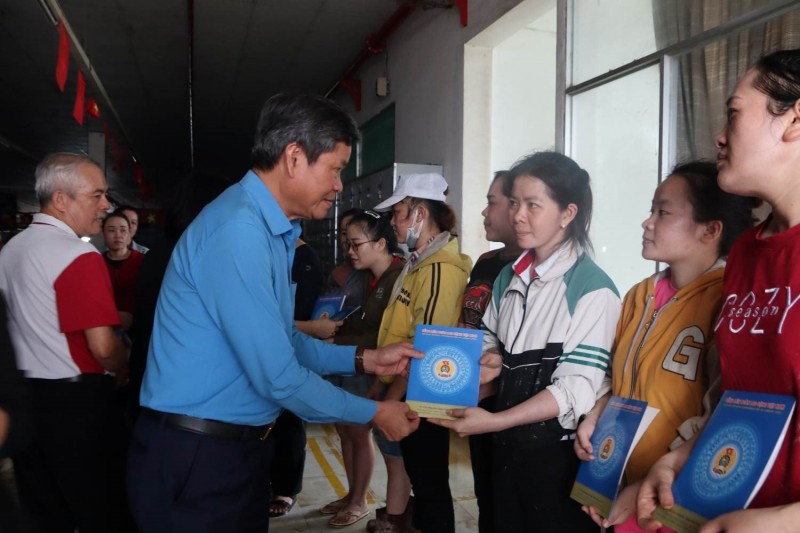Ông Huỳnh Thanh Xuân - Phó Chủ tịch Tổng Liên đoàn Lao động Việt Nam - đã đến động viên và trao quà hỗ trợ cho công nhân vùng lũ Đắk Lắk. (Ảnh: T.L) Ông Huỳnh Thanh Xuân - Phó Chủ tịch Tổng Liên đoàn Lao động Việt Nam - đã đến động viên và trao quà hỗ trợ cho công nhân vùng lũ Đắk Lắk. (Ảnh: T.L)