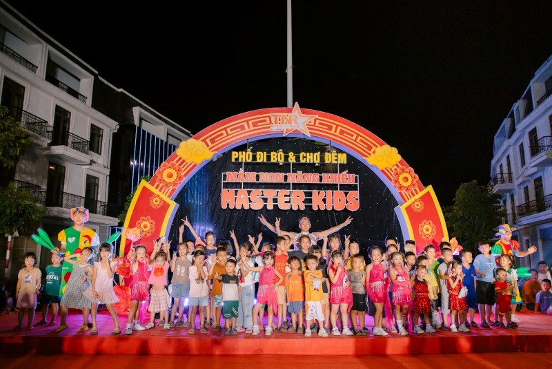 Các tiết mục xiếc, văn hóa nghệ thuật được tổ chức thường xuyên hàng tuần tạo điểm đến cho các mầm non tương lại tại TNR Stars Diễn Châu