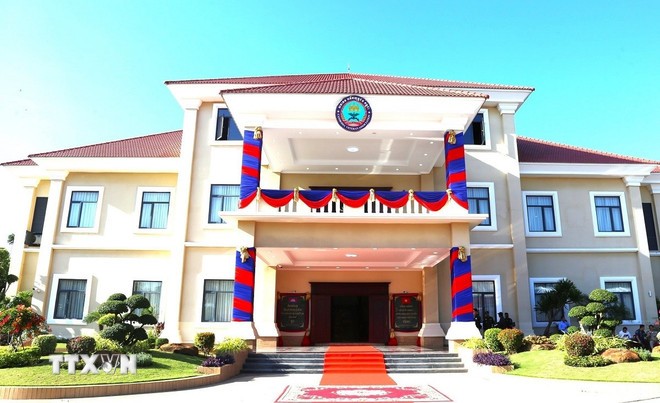 Công trình Trụ sở Trung ương Hội cựu chiến binh Campuchia có quy mô 3 tầng với 17 phòng chức năng, tổng kinh phí đầu tư 758.200 USD, trong đó, Bộ Quốc phòng Việt Nam tài trợ 558.200 USD. (Ảnh: TTXVN) Công trình Trụ sở Trung ương Hội cựu chiến binh Campuchia có quy mô 3 tầng với 17 phòng chức năng, tổng kinh phí đầu tư 758.200 USD, trong đó, Bộ Quốc phòng Việt Nam tài trợ 558.200 USD. (Ảnh: TTXVN)