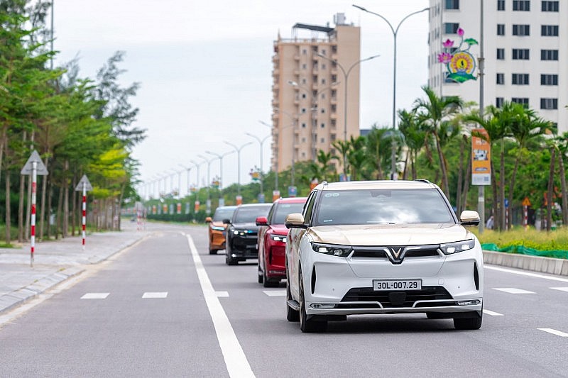 Mang xe đi phượt, leo đèo, chủ xe VinFast VF 9 nhận định: “Vọt như siêu xe, không mẫu xe xăng nào đọ được” Mang xe đi phượt, leo đèo, chủ xe VinFast VF 9 nhận định: “Vọt như siêu xe, không mẫu xe xăng nào đọ được”