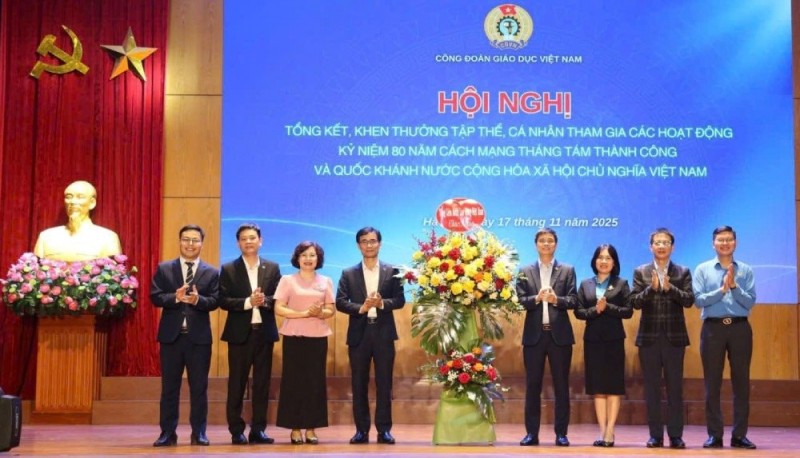 Nhiều cá nhân, tập thể xuất sắc được khen thưởng tại hội nghị. (Ảnh: T.L) Nhiều cá nhân, tập thể xuất sắc được khen thưởng tại hội nghị. (Ảnh: T.L)