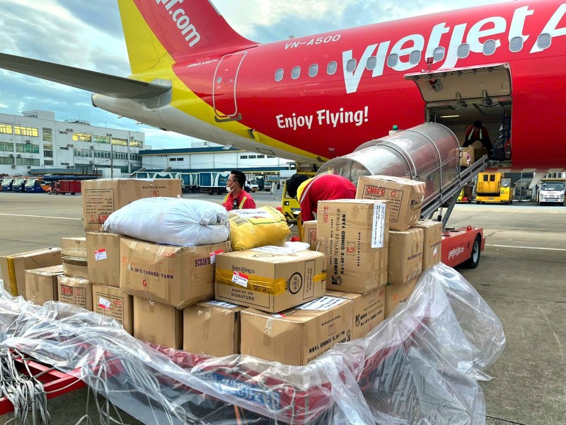Hàng trăm thùng hàng cứu trợ của người dân cả nước được Vietjet vận chuyển đến vùng bão lũ những ngày qua Hàng trăm thùng hàng cứu trợ của người dân cả nước được Vietjet vận chuyển đến vùng bão lũ những ngày qua