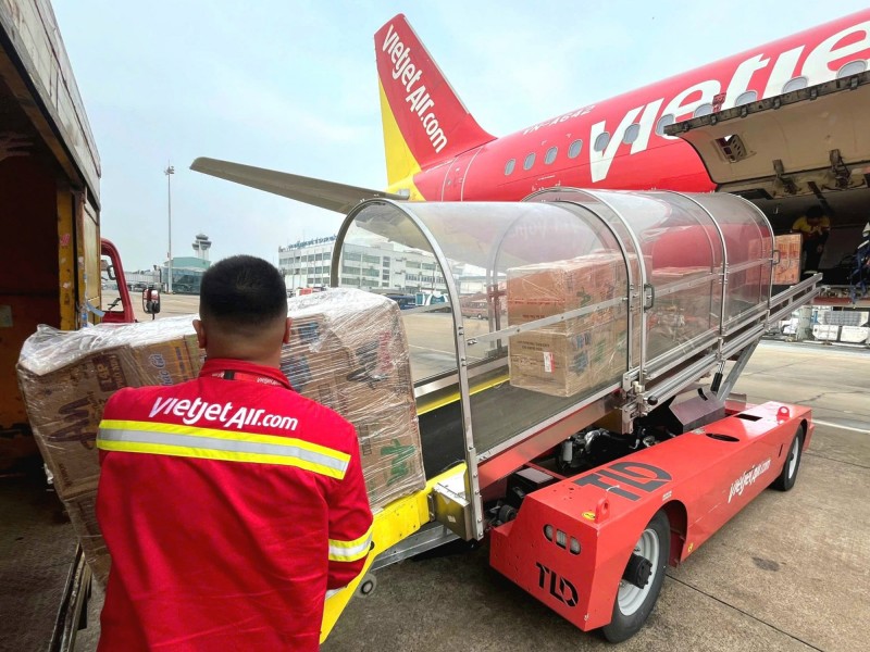 Nhân viên Vietjet đưa hàng cứu trợ lên tàu bay để vận chuyển đến đồng bào vùng bão lũ Nhân viên Vietjet đưa hàng cứu trợ lên tàu bay để vận chuyển đến đồng bào vùng bão lũ