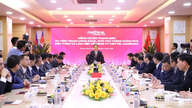 Phó Thủ tướng Bùi Thanh Sơn đánh giá cao những đóng góp của Công ty Viễn thông Metfone đối với sự phát triển kinh tế-xã hội của Campuchia. (Ảnh: HUY VŨ) Phó Thủ tướng Bùi Thanh Sơn đánh giá cao những đóng góp của Công ty Viễn thông Metfone đối với sự phát triển kinh tế-xã hội của Campuchia. (Ảnh: HUY VŨ)