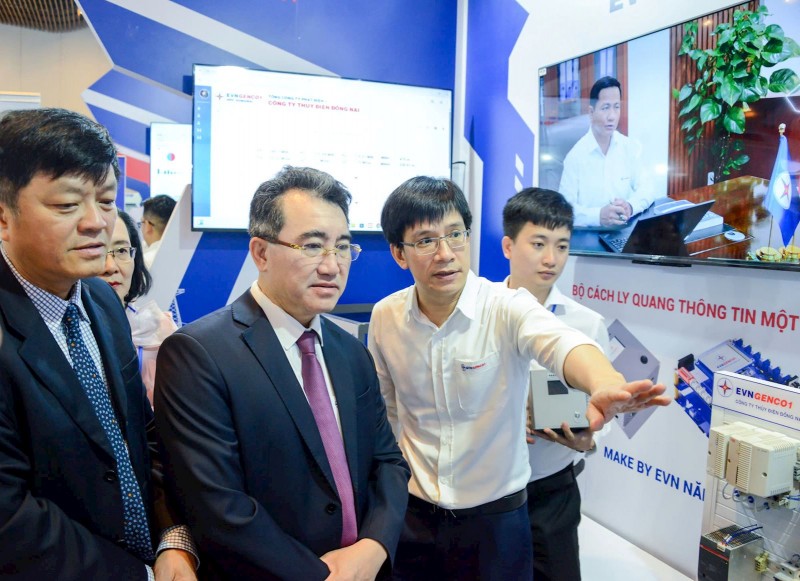 Gian trưng bày của EVNGENCO1 tại Techshow 2025 thu hút sự quan tâm với các giải pháp kỹ thuật và sản phẩm số do đội ngũ kỹ sư Tổng công ty chủ động nghiên cứu và ứng dụng trong thực tế vận hành Gian trưng bày của EVNGENCO1 tại Techshow 2025 thu hút sự quan tâm với các giải pháp kỹ thuật và sản phẩm số do đội ngũ kỹ sư Tổng công ty chủ động nghiên cứu và ứng dụng trong thực tế vận hành
