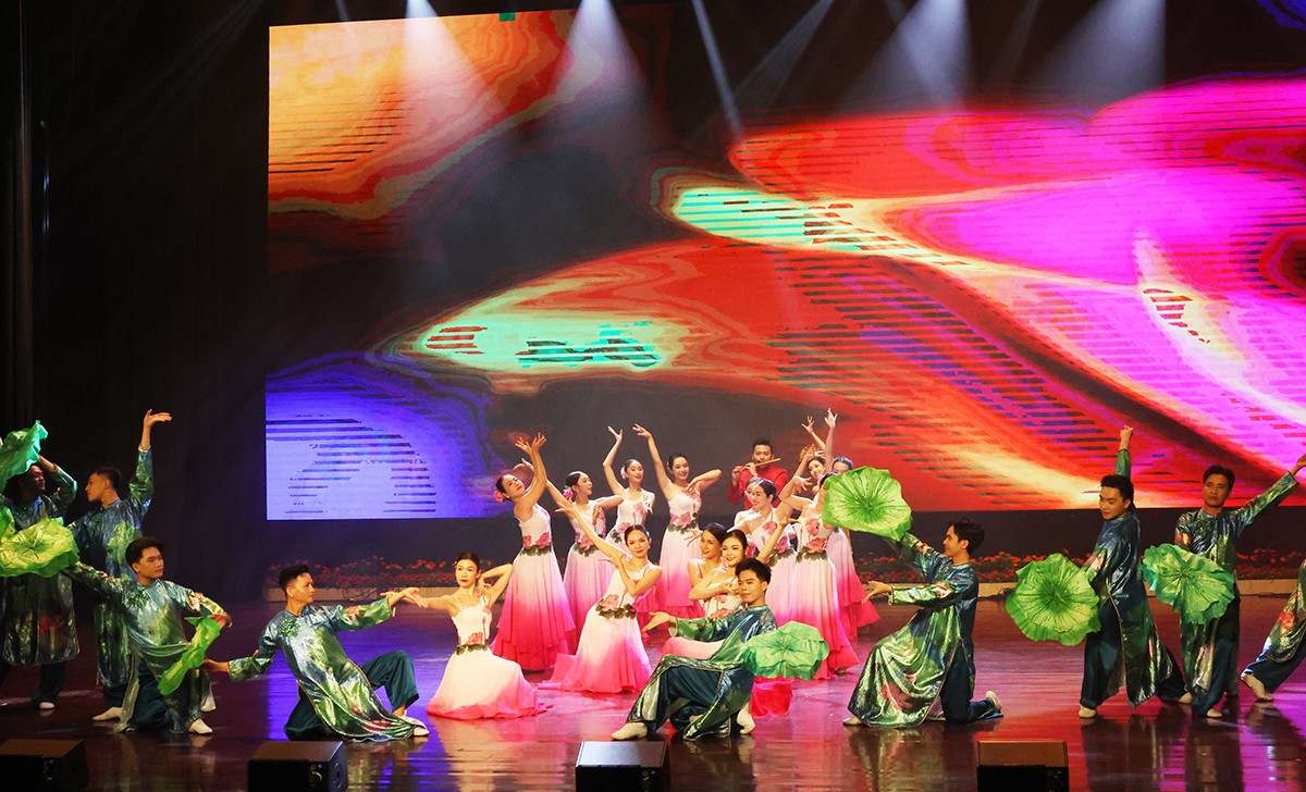 Một tiết mục văn nghệ tại lễ kỷ niệm. (Ảnh: Cổng thông tin điện tử TP.HCM) Một tiết mục văn nghệ tại lễ kỷ niệm. (Ảnh: Cổng thông tin điện tử TP.HCM)