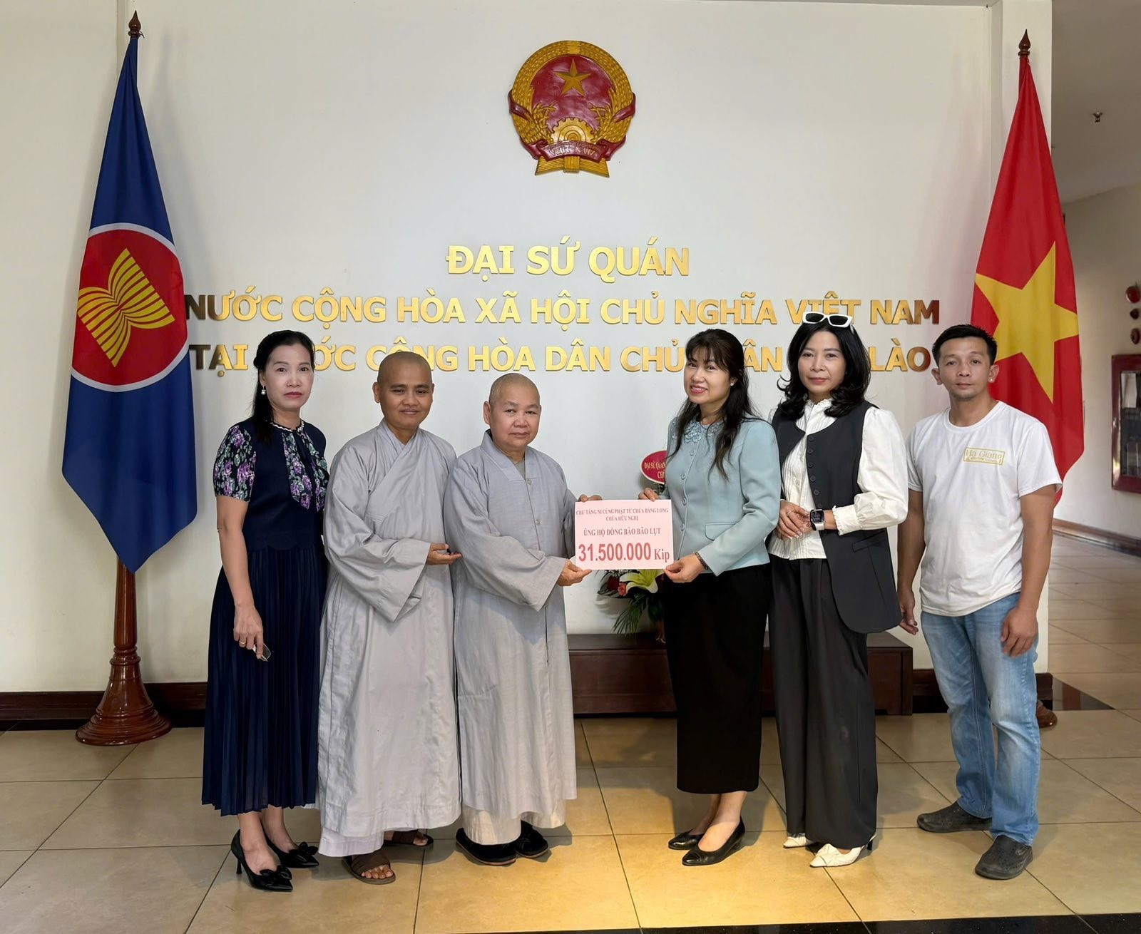 Đại sứ quán Việt Nam tại Lào tiếp nhận ủng hộ của cộng đồng người Việt tại Lào Đại sứ quán Việt Nam tại Lào tiếp nhận ủng hộ của cộng đồng người Việt tại Lào