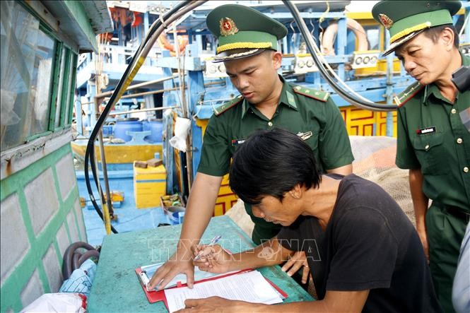 Cán bộ Đồn Biên phòng Thanh Hải hướng dẫn ngư dân ký cam kết không vi phạm IUU. Cán bộ Đồn Biên phòng Thanh Hải hướng dẫn ngư dân ký cam kết không vi phạm IUU.