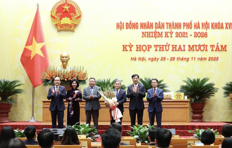 Lãnh đạo thành phố Hà Nội tặng hoa chúc mừng tân Chủ tịch UBND thành phố Vũ Đại Thắng. (Ảnh: T.L) Lãnh đạo thành phố Hà Nội tặng hoa chúc mừng tân Chủ tịch UBND thành phố Vũ Đại Thắng. (Ảnh: T.L)